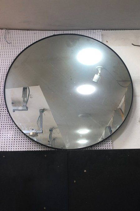 مراية دائرية بإطار أسود